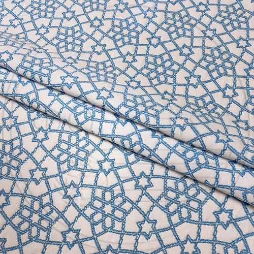 Трикотажное полотно FRTX 25 040.1 Калейдоскоп белого цвета с синим геометрическим рисунком